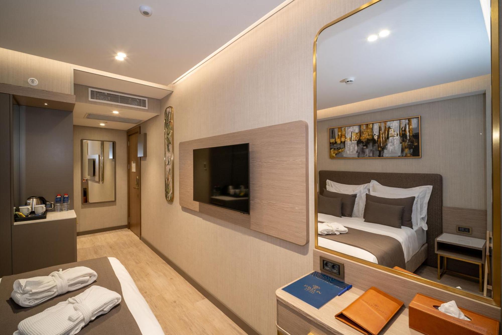 Готель Rayelin Old Town 4*