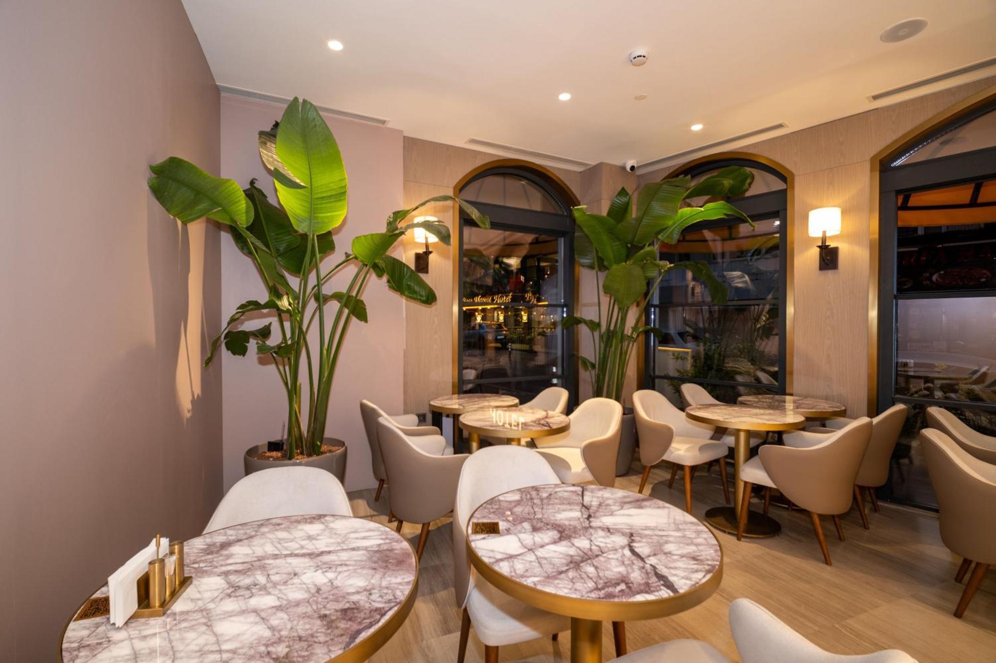 Готель Rayelin Old Town 4*
