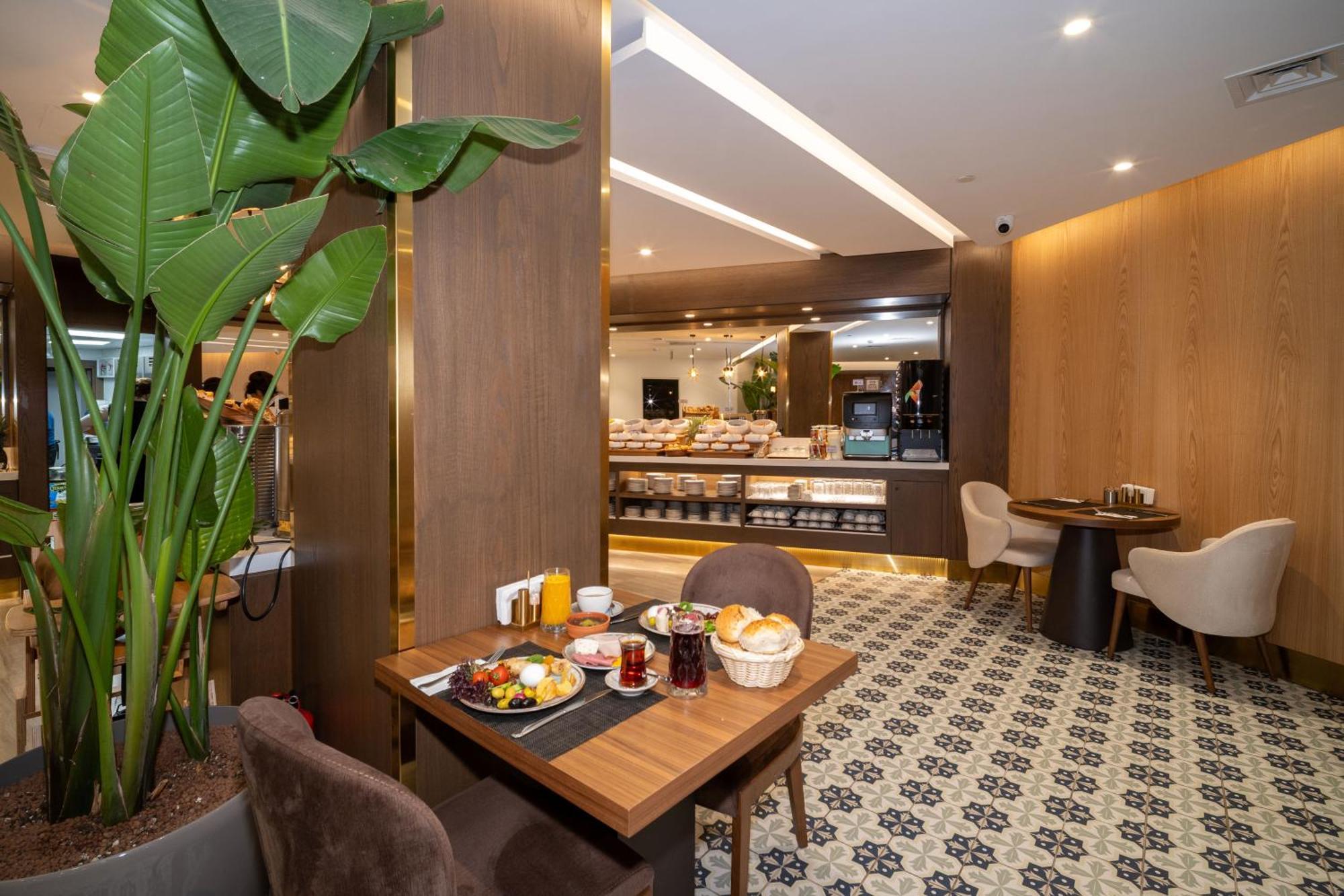 Готель Rayelin Old Town 4*